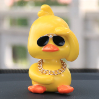 敬平小黄鸭车载摆件摇头公仔可爱社会鸭抖音同款创意汽车内装饰品摆件 左挥手+防滑垫 平挂摆件