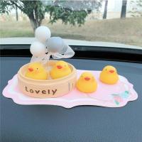 敬平汽车内饰品摆件可爱蒸笼小公仔网红漂亮创意车载男女车上装饰用品 蒸笼小黄鸭+粉鹿垫 平挂摆件