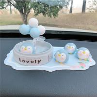 敬平汽车内饰品摆件可爱蒸笼小公仔网红漂亮创意车载男女车上装饰用品 蒸笼小企鹅+蓝鹿垫 平挂摆件