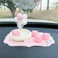 敬平汽车内饰品摆件可爱蒸笼小公仔网红漂亮创意车载男女车上装饰用品 蒸笼小猪宝+粉鹿垫 平挂摆件