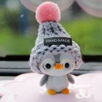 敬平车内饰品摆件网红创意可爱车载装饰品漂亮内饰女汽车摆件创意 灰毛线帽灰企鹅 平挂摆件