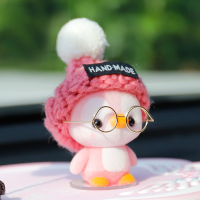 敬平车内饰品摆件网红创意可爱车载装饰品漂亮内饰女汽车摆件创意 粉毛线帽粉企鹅 平挂摆件