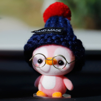 敬平车内饰品摆件网红创意可爱车载装饰品漂亮内饰女汽车摆件创意 蓝毛线帽粉企鹅 平挂摆件