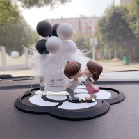 敬平车载香水座淡香车内饰品摆件女个性漂亮网红汽车用品创意装饰 羽毛款香水座灰白气球+亲嘴娃娃+山茶花防滑垫 平挂摆件