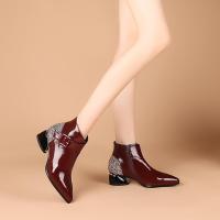 漆皮粗跟短靴女尖头2020秋冬新款时尚亮片真皮裸靴中跟大码靴子女