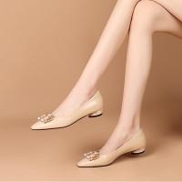 尖头浅口单鞋女低跟2020秋季新款时尚漆皮瓢鞋真皮四季粗跟鞋子女