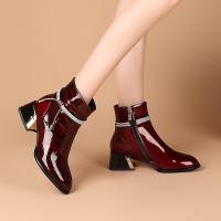 法式靴子女短靴粗跟2020冬季新款漆皮水钻圆头显瘦中跟大码女靴子