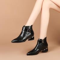 漆皮尖头粗跟短靴女2020秋冬新款百搭亮皮裸靴大码中跟靴子女单靴