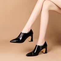 漆皮尖头舒适粗跟单鞋女深口2020秋季新款真皮大码法式气质高跟鞋