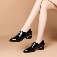 真皮尖头单鞋女中跟2020秋季新款女士大码小皮鞋时尚深口粗跟女鞋