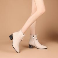真皮粗跟短靴女尖头2020秋冬新款蝴蝶结单靴米白裸靴中跟大码女靴