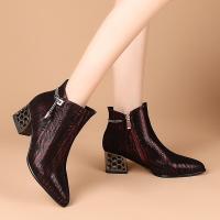 羊皮粗跟短靴女尖头2020秋冬新款水钻真皮单靴英伦短筒中跟鞋子女