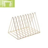 逸家伴侣ins风北欧简约书架 玫瑰金色三角形杂志置物收纳架桌面装饰品摆件