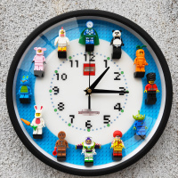 原创兼容乐高12寸圆形立体抽抽乐人仔积木挂钟墙面装饰挂表静音 蓝底黑框亚克力面板（含人仔） 12英寸