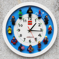 原创立体人仔公仔积木装饰画挂钟表圆形12寸静音儿童墙面时钟 蓝色背景12英雄人仔(白框)