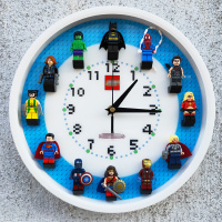 原创兼容乐高3D立体人仔积木挂钟儿童房间墙面装饰挂表静音时钟 D款蓝底亚克力面板(英雄人仔)