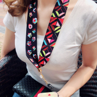 火豹ins超火秋冬高品质不勒脖手机通用挂绳几何花朵丝巾挂脖长吊链女 粉色花朵手机挂饰