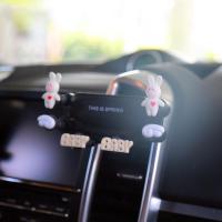 火豹可爱车载手机支架汽车空调出风口夹女卡通卡扣式重力支撑神奇车内 白兔手机座