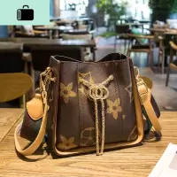 皮女包包2020新款网红水桶包百搭单肩包ins斜挎包女时尚手提包NEW LAKE 大花卡其色女士单肩包