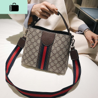 夏天流行包包女包新款2020韩版百搭斜挎包高级感洋气宽带水桶小包NEW LAKE女斜挎包