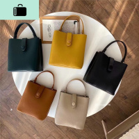 韩版手提单肩斜挎小包女2020春季新款休闲百搭时尚纽扣小水桶包NEW LAKE女斜挎包