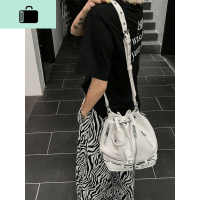 欧美时尚复古铆钉水桶包女2019新款朋克风暗黑斜挎包单肩包港风包NEW LAKE女斜挎包