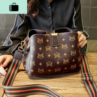 女包2020夏季新款潮时尚百搭小包洋气单肩水桶包女士宽肩带斜挎包NEW LAKE女斜挎包