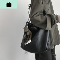 2020新款潮秋冬单肩斜挎百搭ins高级感韩版黑色大容量水桶包包女NEW LAKE女斜挎包