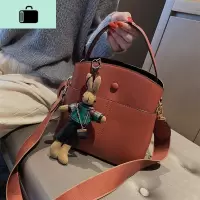 上新小包包女2020新款韩版洋气卡通宽带单肩包时尚百搭斜挎水桶包NEW LAKE女斜挎包