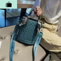 高级感包包女包新款2020洋气压花手提水桶包时尚百搭宽肩带斜挎包NEW LAKE女斜挎包