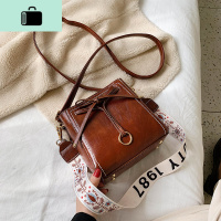 高级感洋气宽带单肩水桶包春夏百搭复古小包包女包新款2020斜挎包NEW LAKE女斜挎包