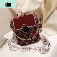 流行小包包女2020新款潮韩版菱格绣线水桶包网红漆皮宽肩带斜挎包NEW LAKE女士单肩包