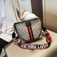 真皮质感女士大容量2020新款链条手提包女大气宽肩带单肩斜挎大包