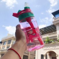 [带锁扣更安全]便携式儿童塑料杯学生吸管杯男女水杯可爱水壶 红色小鹿(带锁扣) 杯子+杯套