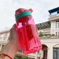 [带锁扣更安全]便携式儿童塑料杯学生吸管杯男女水杯可爱水壶 升级款红色(带锁扣) 杯子+杯套