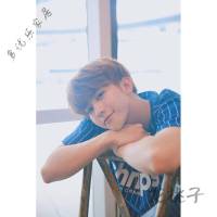 放心购 蔡徐坤海报墙贴超大写真偶像练习生宿舍卧室装饰帖纸房间 红色 60x90厘米买2送1拍三自动减价自粘海报单张价格