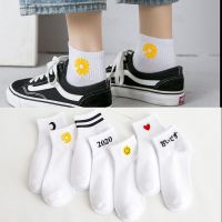 袜子女韩版短袜ins潮网红小雏菊黑白色春秋冬季棉袜日系运动袜子