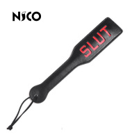 吉祥小炮SM另类玩具女王情趣皮鞭拍sp打屁股调教男女奴教鞭五十度灰PU鞭子 镂空刻字皮面 黑色Slut