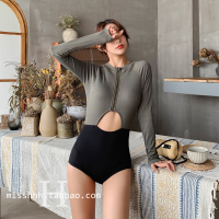 复古遮肚显瘦大牌长袖大牌拉链度假小红书小胸连体泳衣女温泉