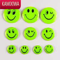 KAMIXIWA反光胸章儿童夜光胸牌书包安警示笑脸小徽章胸别针装饰挂件ins胸饰