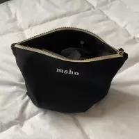 msho定制款小毛球高级感化妆包包 超大容量字母手拿帆布包收纳袋 三维工匠 黑色随身化妆包~