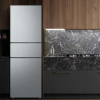 美的(Midea)BCD-239WTPM钛钢灰-星烁 新款三门239L风冷无霜变频净味保鲜节能低噪大冷冻小户型家用小冰箱