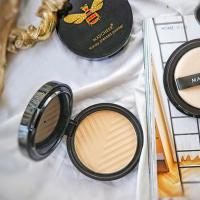 新款蜂蜜柔光定妆粉饼提亮修颜高光亲肤控油保湿服帖带粉扑