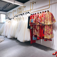 金色吊顶悬挂衣架婚纱店影楼上墙吊架服装店墙上展示架婚纱陈列架