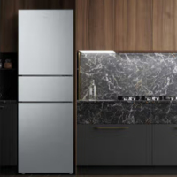 美的(Midea)BCD-239WTPM钛钢灰-星烁 新款三门239L风冷无霜变频净味保鲜节能低噪大冷冻小户型家用小冰箱