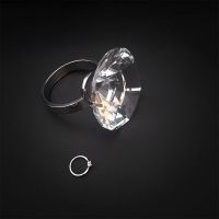 8厘米透明钻|水晶大戒指沙雕搞笑生日整蛊礼物仿真假钻戒玻璃婚庆布景道具求婚