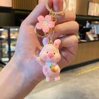 樱花小猪-胡萝卜|可爱小猪钥匙扣呆萌樱花猪包包挂件网红汽车锁钥扣小挂饰情侣礼物