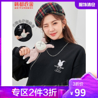 韩都衣舍2021春新款女装宽松卡通玩偶公仔链条包半高领卫衣RE7441