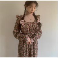 玳恩ins方领木耳边碎花连衣裙