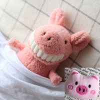 日本可爱微笑大牙猪ins挂件公仔粉 毛绒玩偶包包挂饰芝麻街钥匙扣 小猪头胸针 单款送胸针